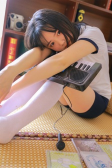 女人跪下吃男人的j8免费视频